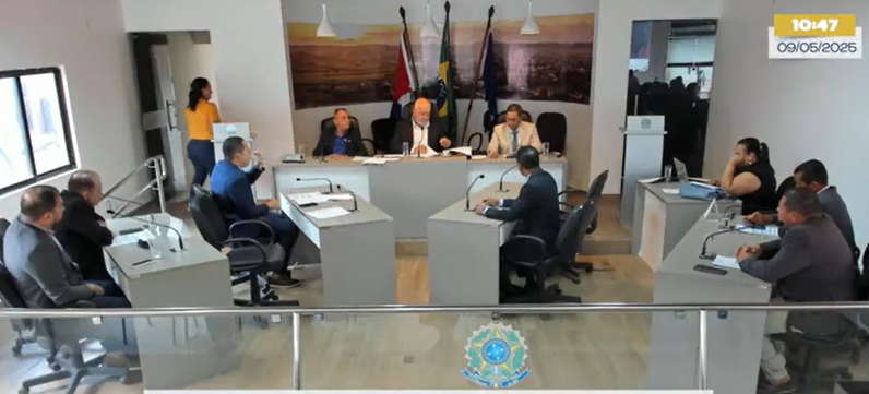 Reajuste dos profissionais da Educação e Indicação para melhorias no trânsito são tema de Sessão